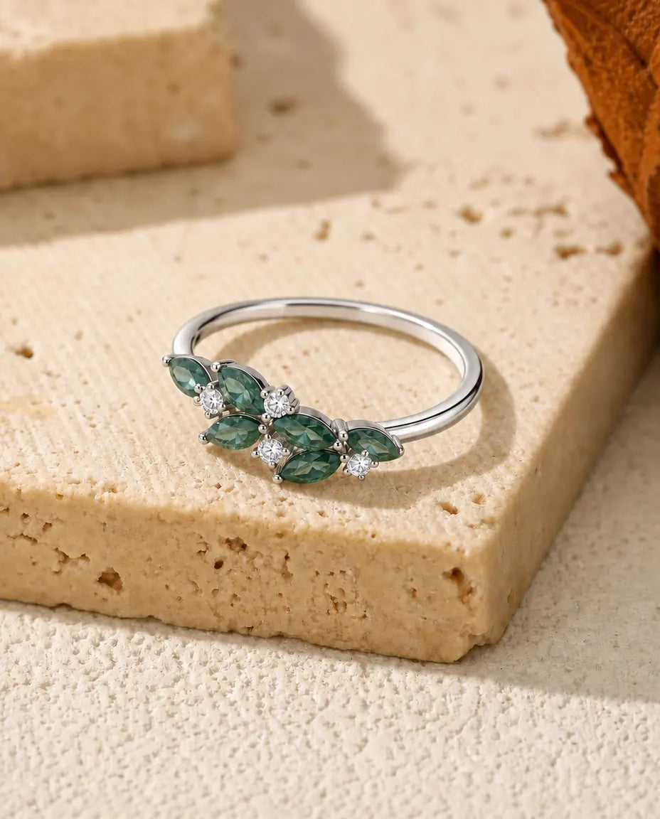 Tynd sølvring med seks marquiseslebne moss agate-blade og fire runde klare zirkoniasten i 925 sterling sølv.