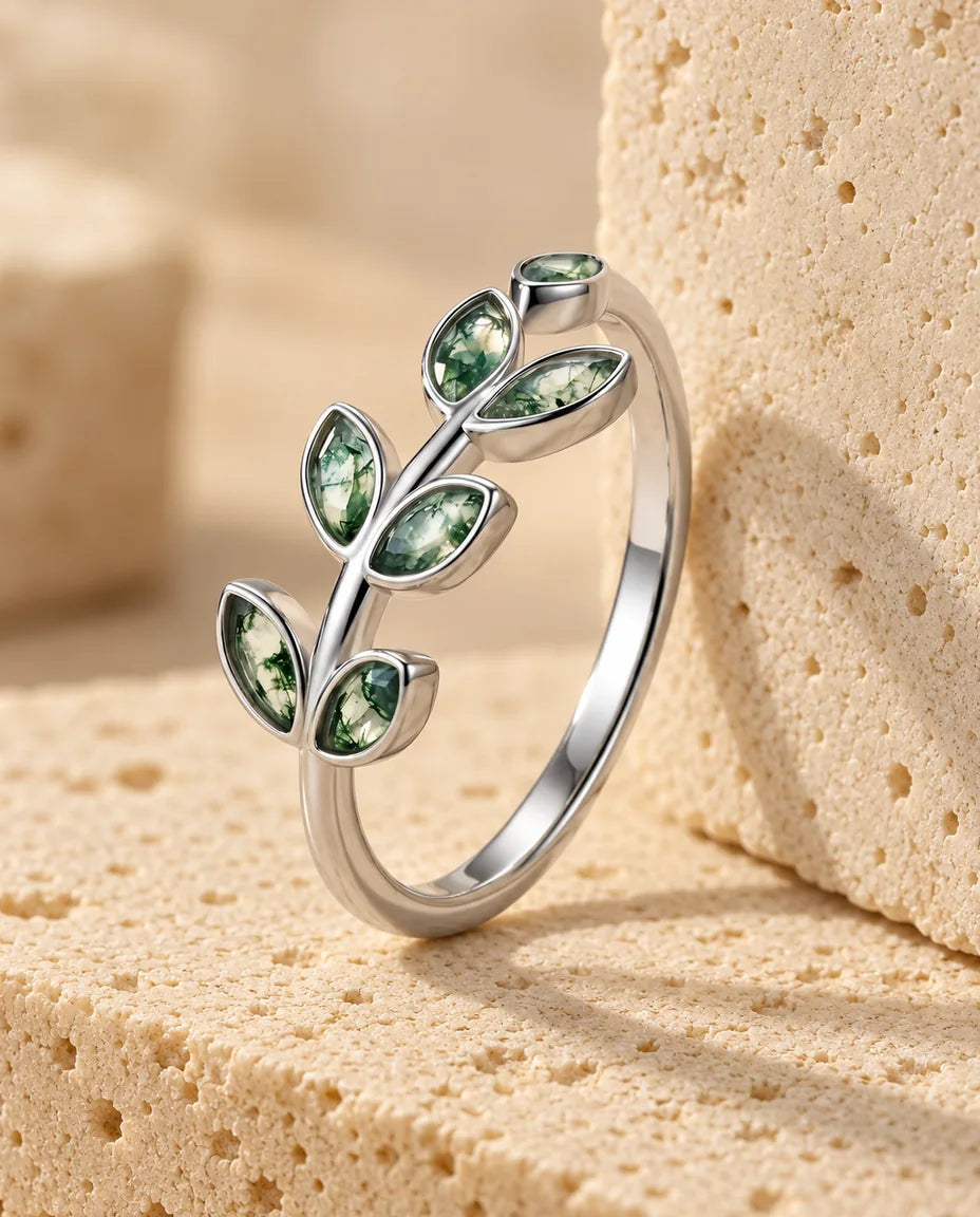 Moss Agate Ring - vist på en travertinblok
