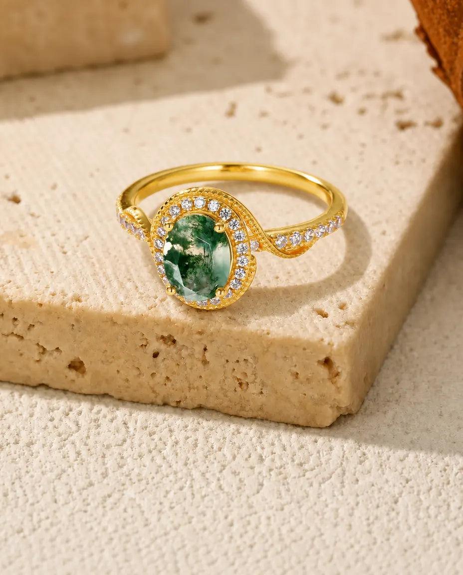 Guldbelagt sølvring med oval rosenslebet grøn moss agate i en milgrain-halo af hvide zirkoner.