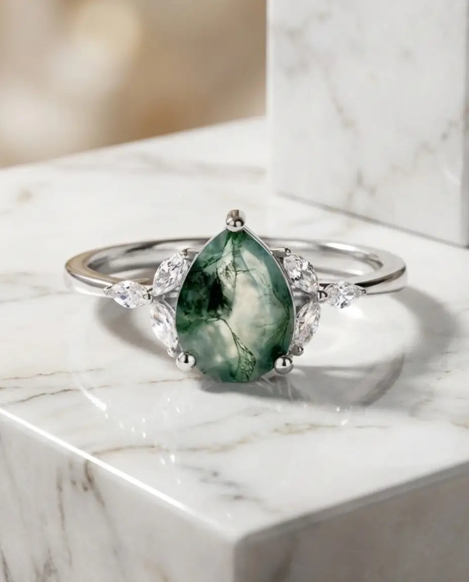 Sølvring med dråbeformet pæreslebet grøn moss agate og marquiseslebne sidesten i 925 sterling sølv.