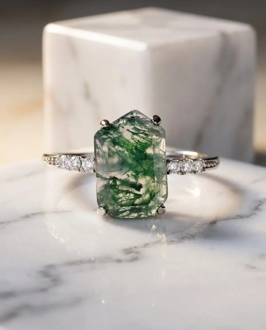Justerbar hvidguldbelagt ring med smaragdslebet grøn moss agate på 7x11 mm og zirkoner på skuldrene.