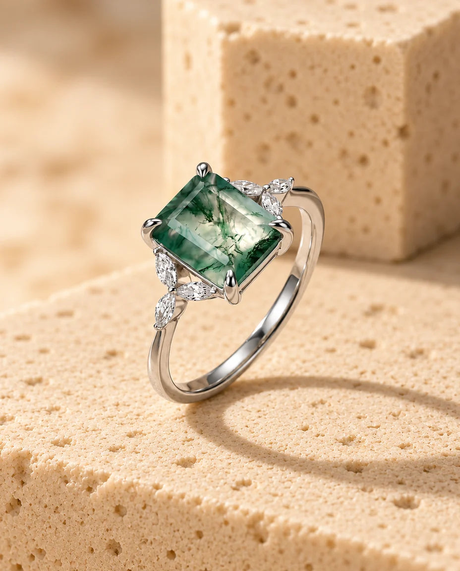 Moss Agate Ring - vist på en travertinblok