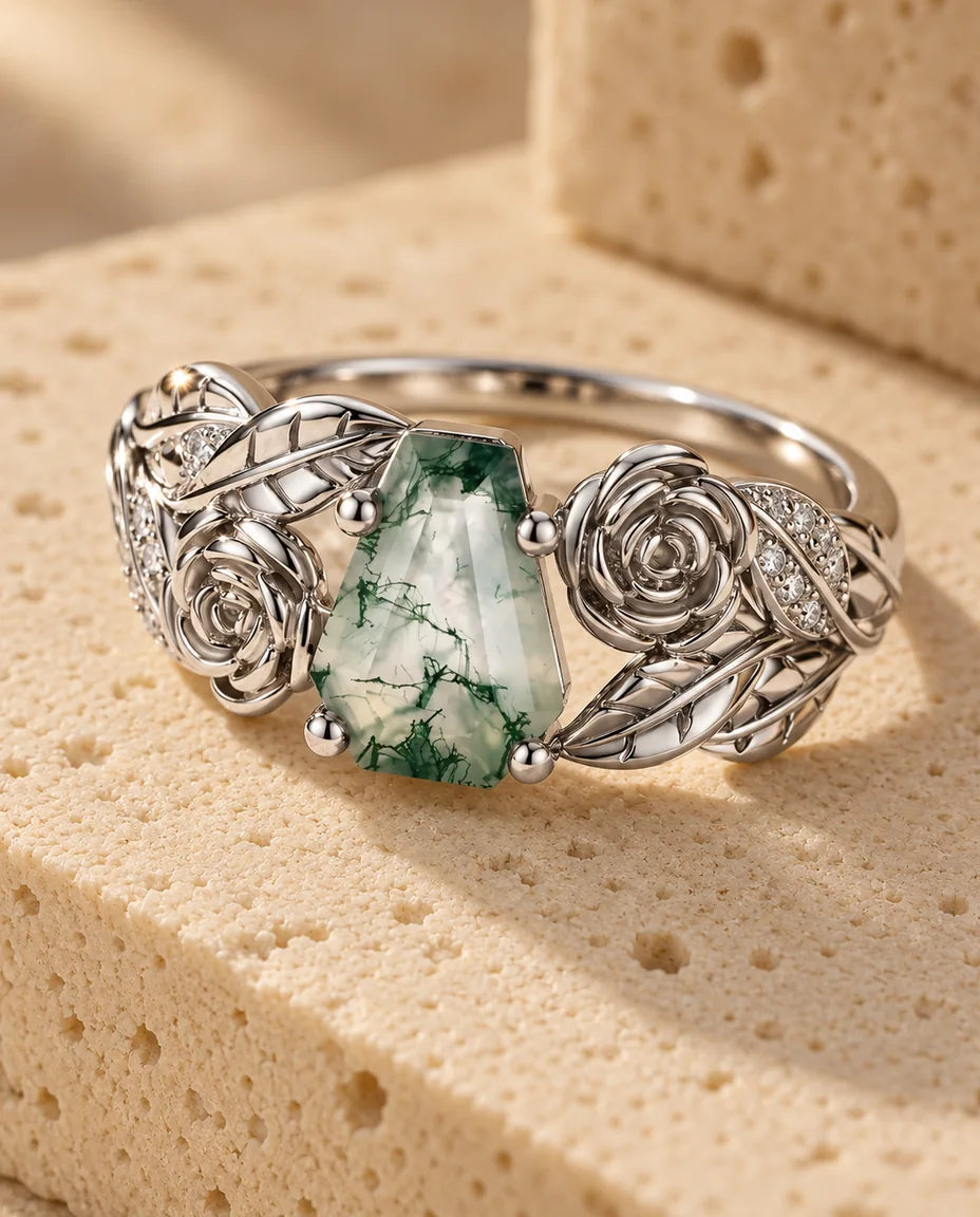 Moss Agate Ring - vist på en travertinblok