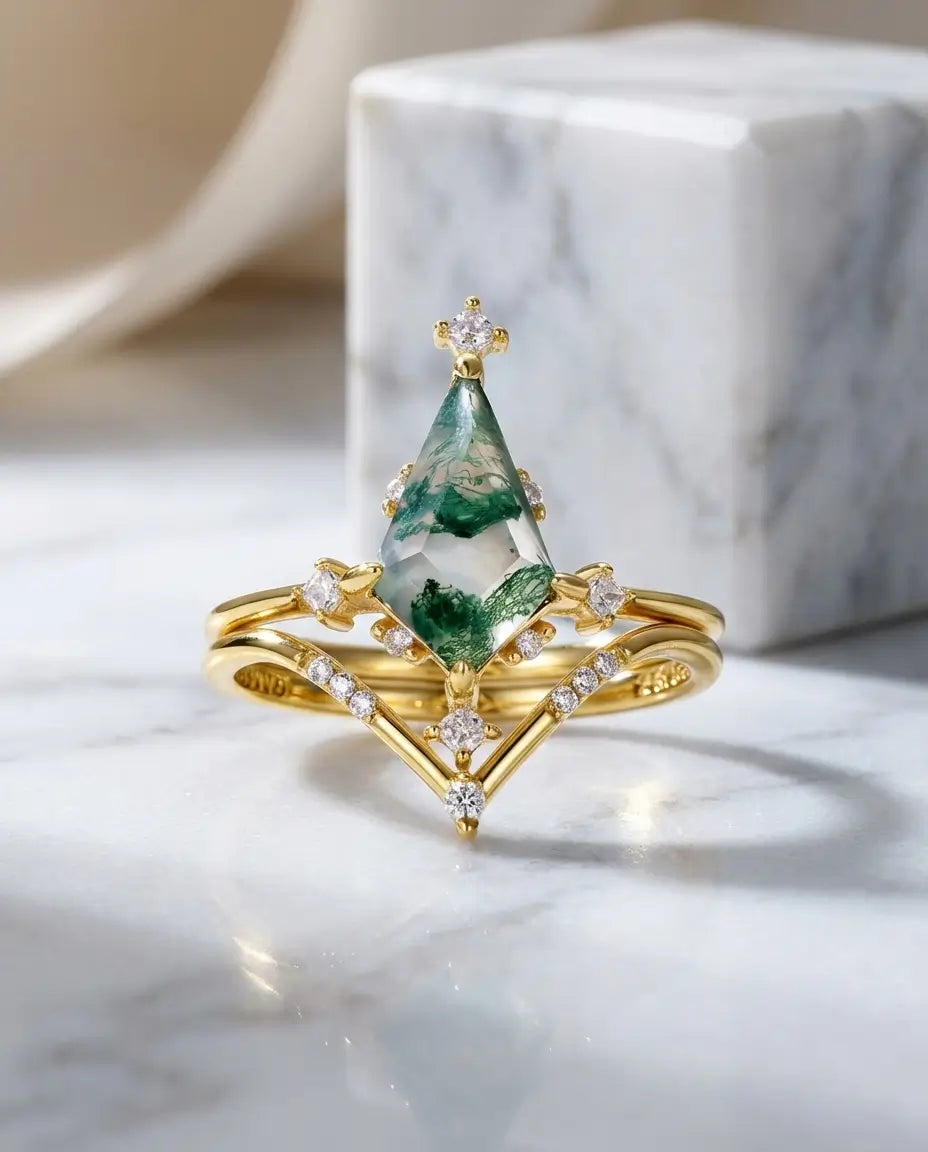 Guldbelagt ringsæt i Art Deco-stil med kite-slebet moss agate på 7x12 mm og en V-formet chevronring.