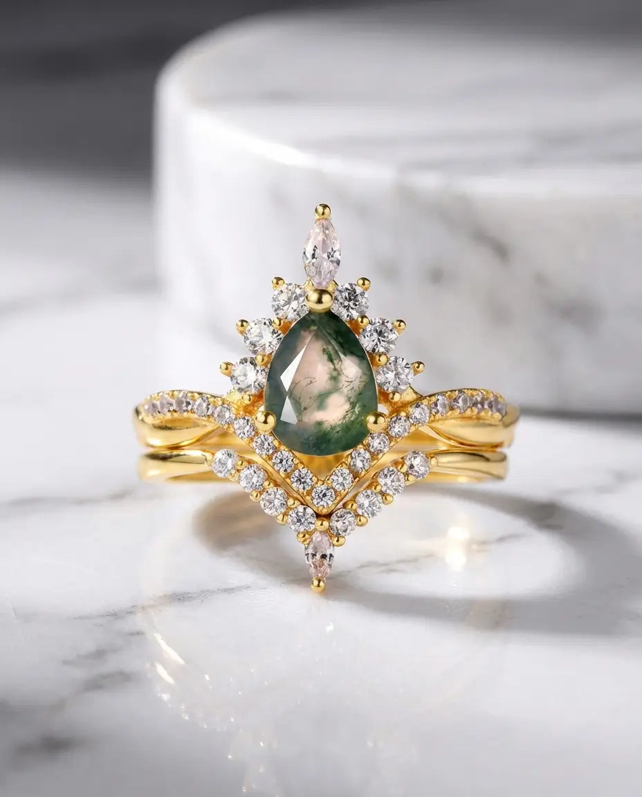Ringsæt i 925 sterling sølv med pæreslebet moss agate omkranset af en halo af marquise- og rundslebne zirkoniasten.