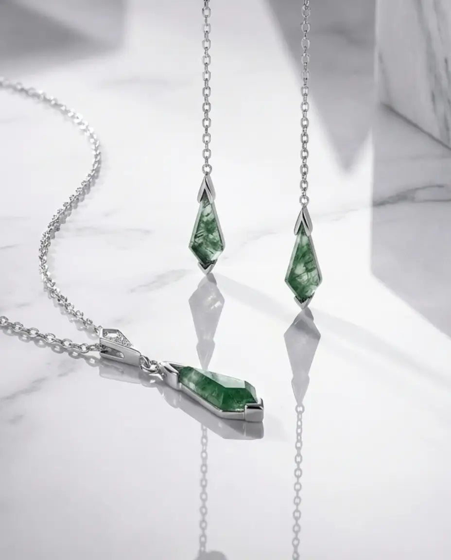 Smykkesæt i sølv med kite-slebne grønne Moss Agate-sten i både vedhænget og de to hængeøreringe.