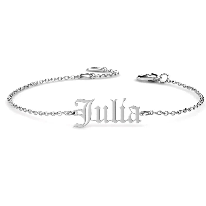 Armbånd i 925 sterling sølv med et navn indgraveret i gotiske Old English-bogstaver på en fin kæde.