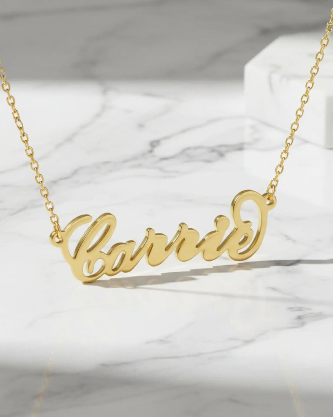 Spejlpoleret navnevedhæng i 925 sterling sølv skåret ud i klassisk svungen Carrie-skriveskrift.