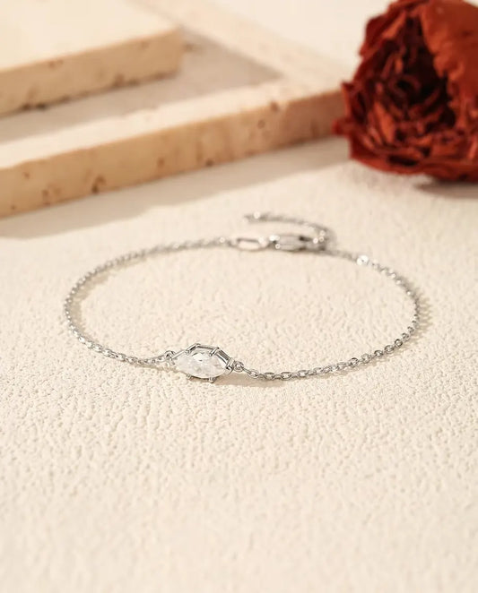 Fint sølvarmbånd med en aflang marquiseslebet moissanite på 4 x 8 mm fattet på tværs af kæden i 925 sterling sølv.