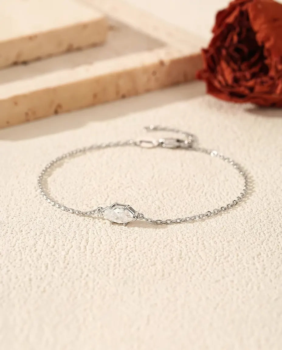Fint sølvarmbånd med en aflang marquiseslebet moissanite på 4 x 8 mm fattet på tværs af kæden i 925 sterling sølv.