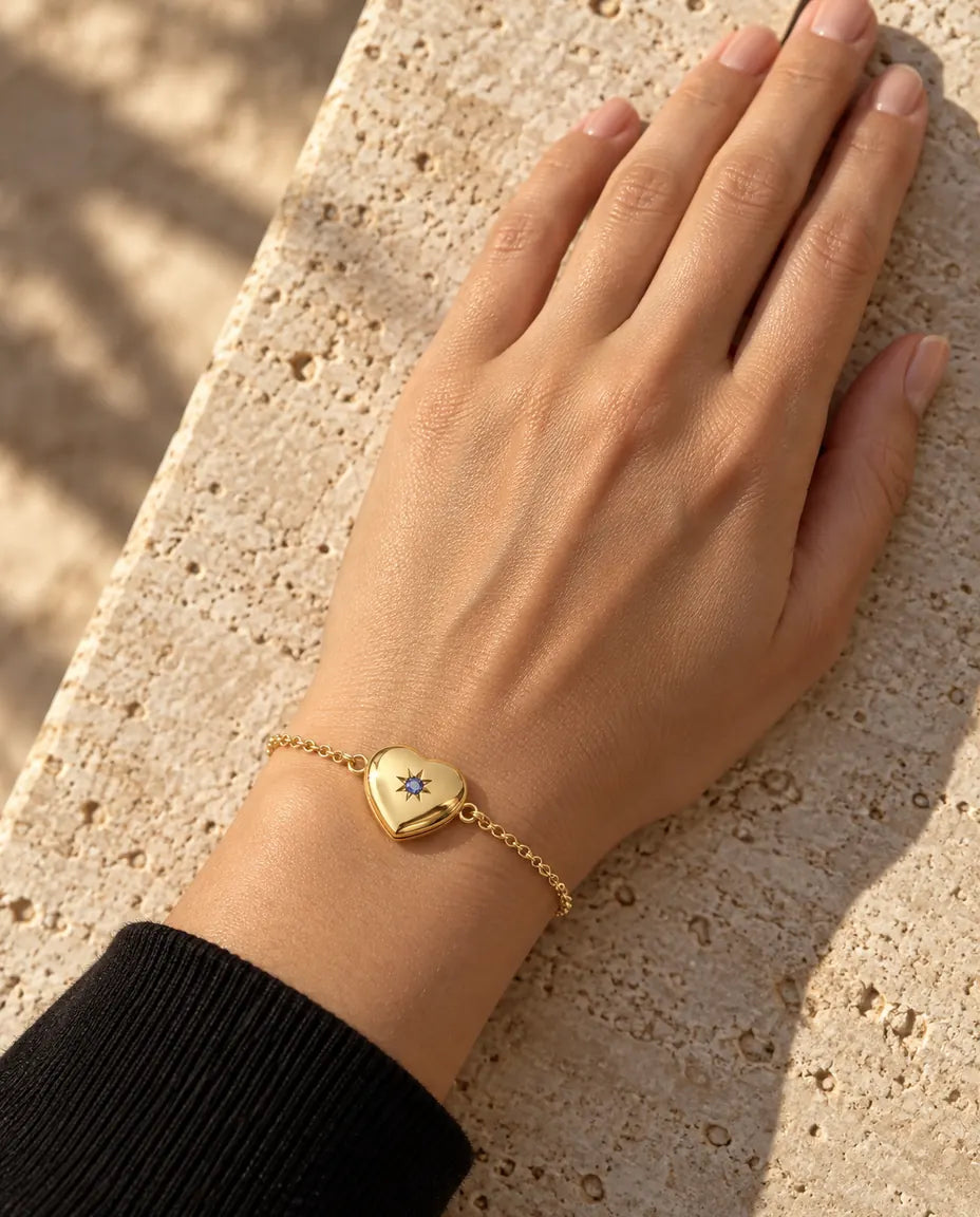 Kvinde med armbåndet med lukket hjertemedaljon