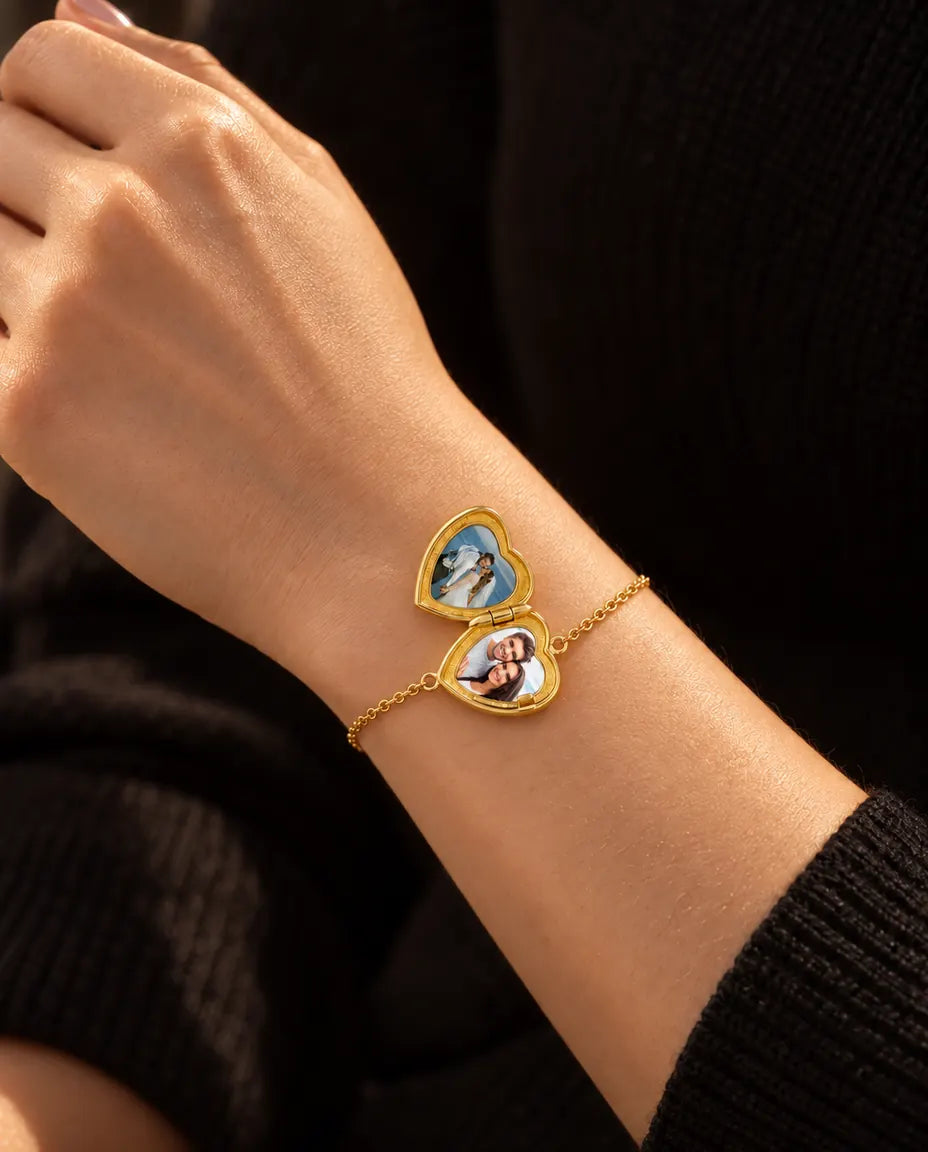 Kvinde med armbåndet med åben hjertemedaljon og to billeder