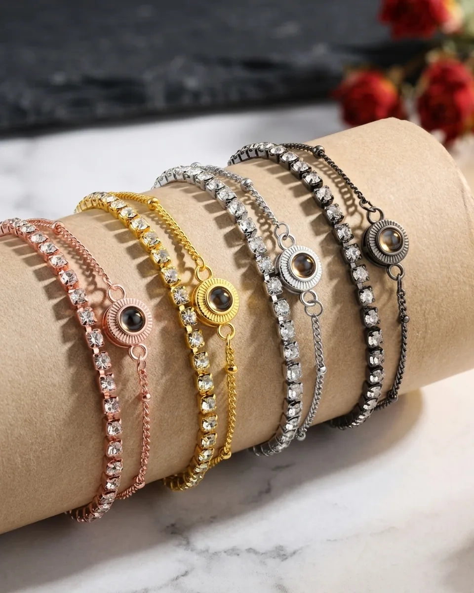 Rhodiumbelagt armbånd i to rækker med små zirkonia og en perle i midten, der rummer et billede.