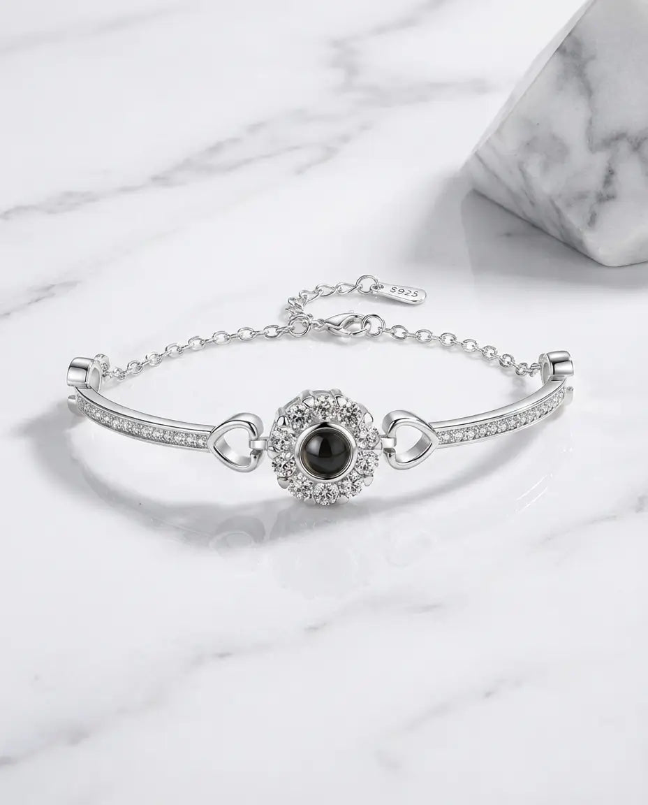Rund halocharm med krystaller hele vejen rundt på et fint armbånd, med et billede skjult i linsen.