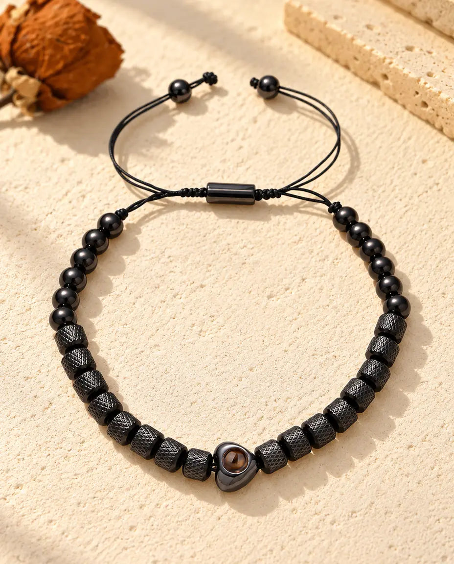 Sort unisex armbånd med hjerteperle, riflede cylinderperler og glatte runde perler