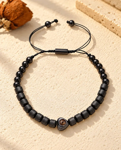 Sort unisex armbånd med hjerteperle, riflede cylinderperler og glatte runde perler