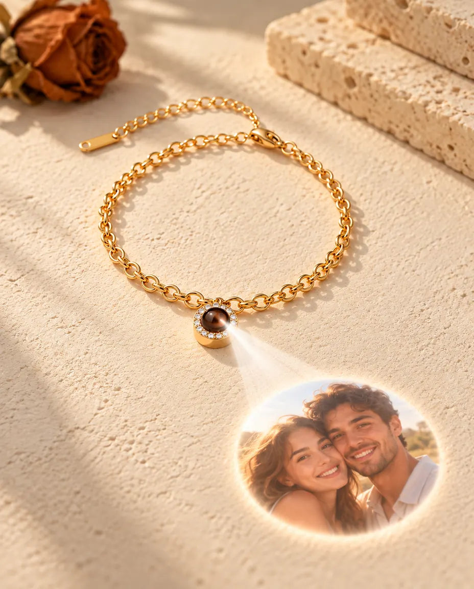 Lys gennem den brune sten i det guldfarvede armbånd kaster et rundt billede op på gipsen