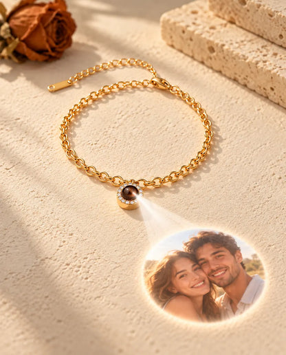 Lys gennem den brune sten i det guldfarvede armbånd kaster et rundt billede op på gipsen