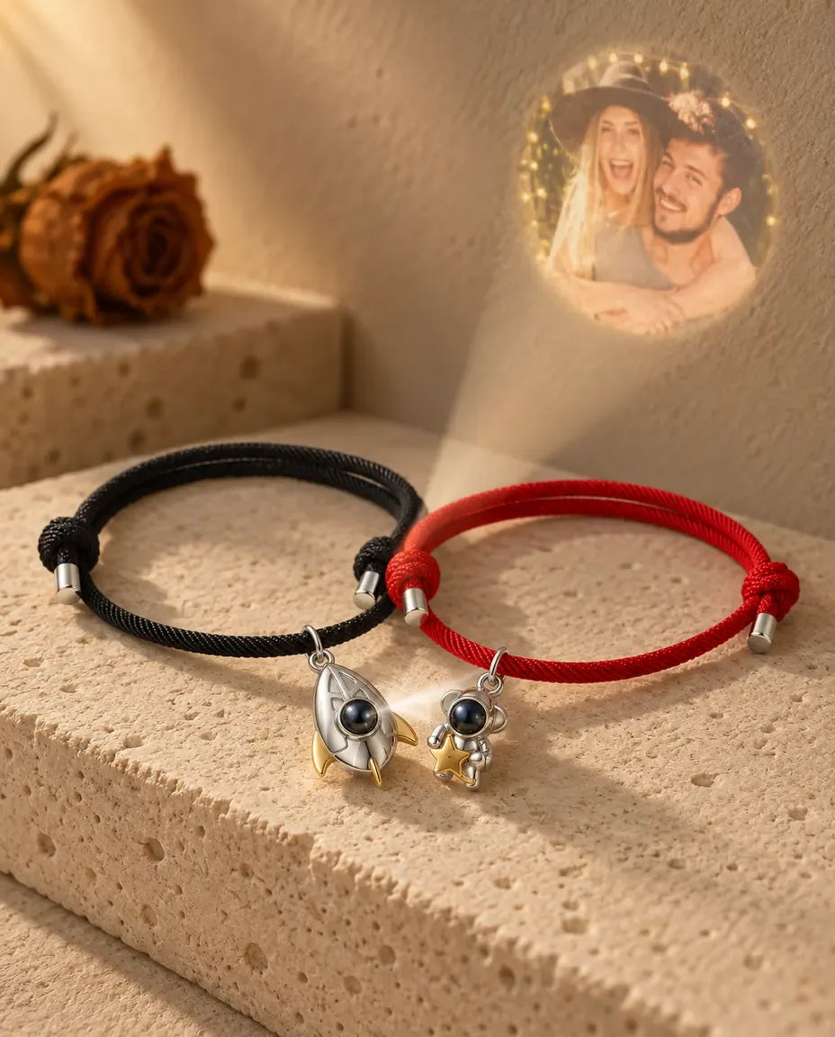 Armbånd med Billede Indeni - projicerer det skjulte billede på væggen