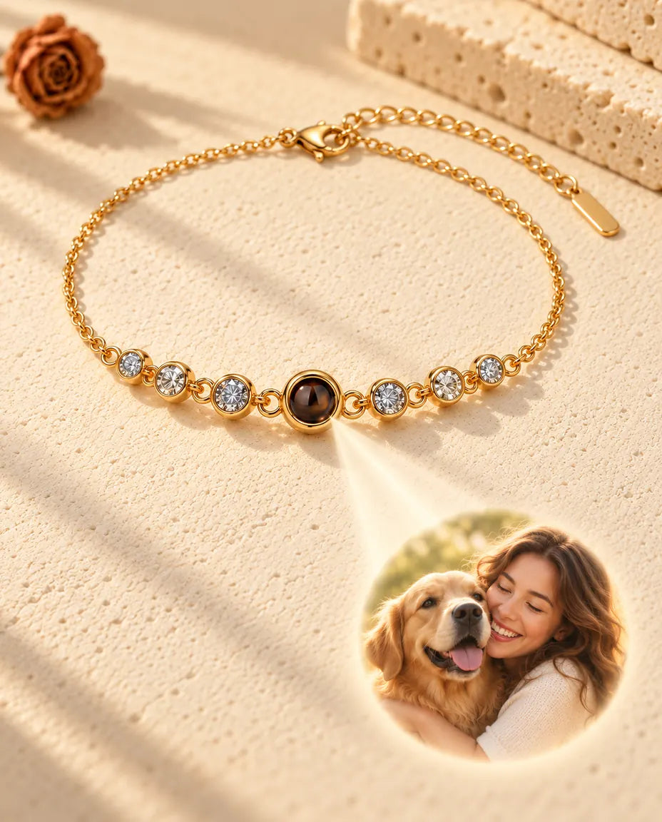 Lys gennem den brune sten i det guldfarvede armbånd viser et rundt billede af en kvinde, der krammer sin hund