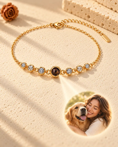 Lys gennem den brune sten i det guldfarvede armbånd viser et rundt billede af en kvinde, der krammer sin hund