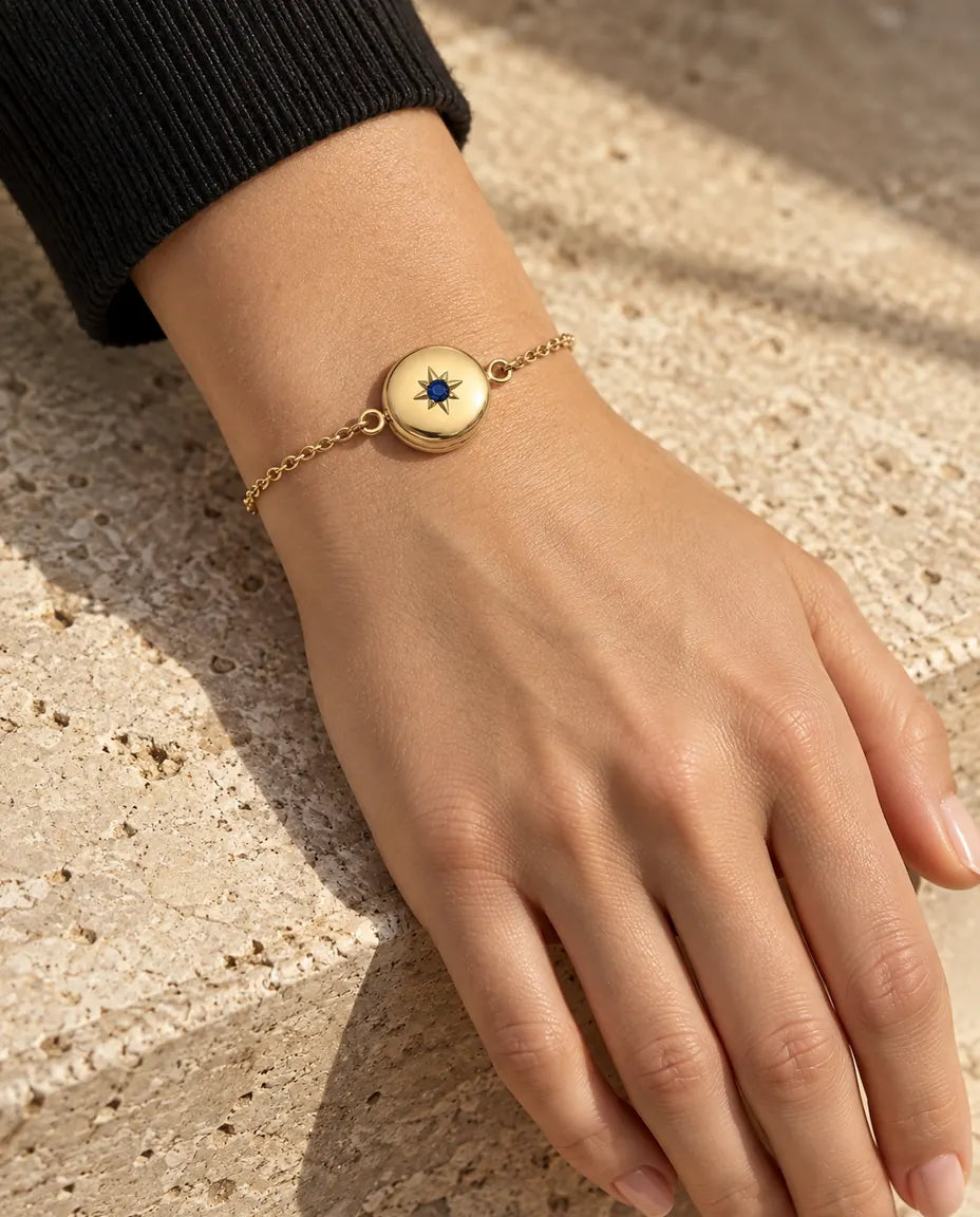 Kvinde med armbåndet med lukket rund medaljon