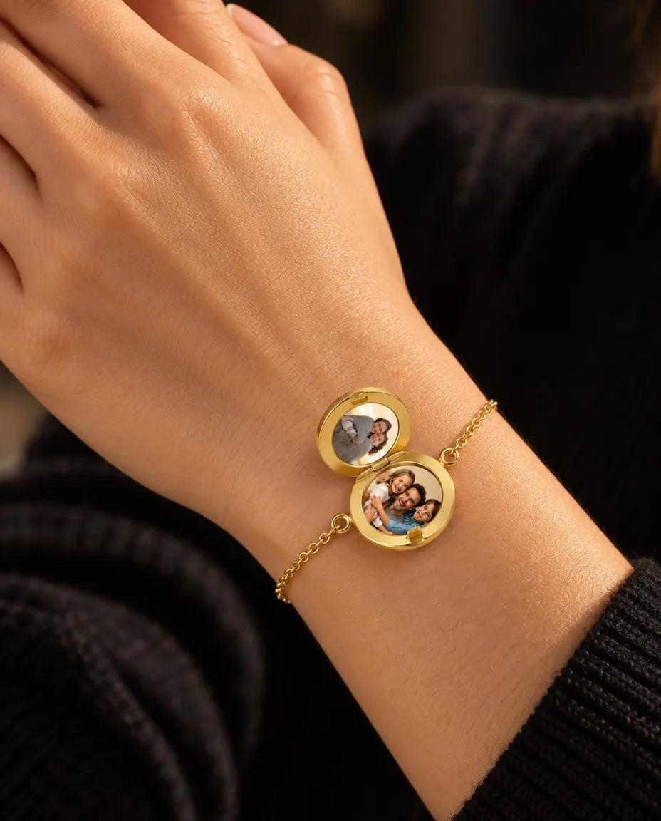 Kvinde med armbåndet med åben rund medaljon og to billeder