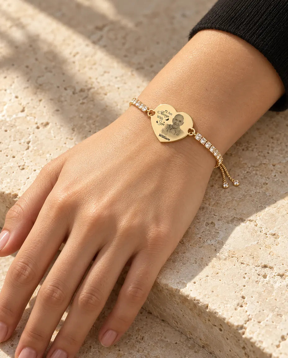 Kvinde med det guldfarvede armbånd med indgraveret billede i hjertet