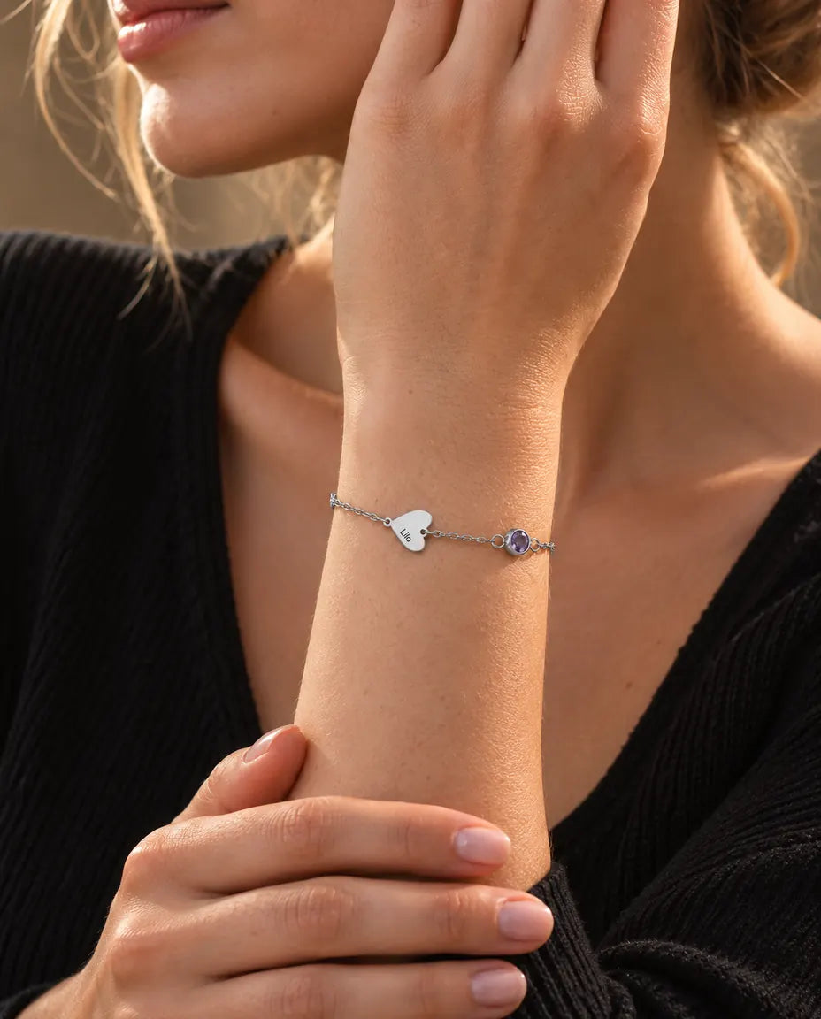 Kvinde med armbåndet med navn og fødselssten, her med ét indgraveret hjerte