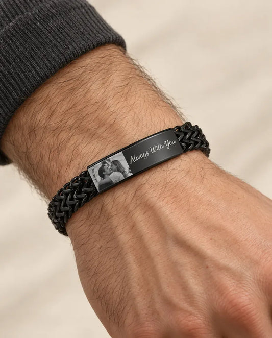 Armbånd til Mænd med Billede i Pladen - båret af en model