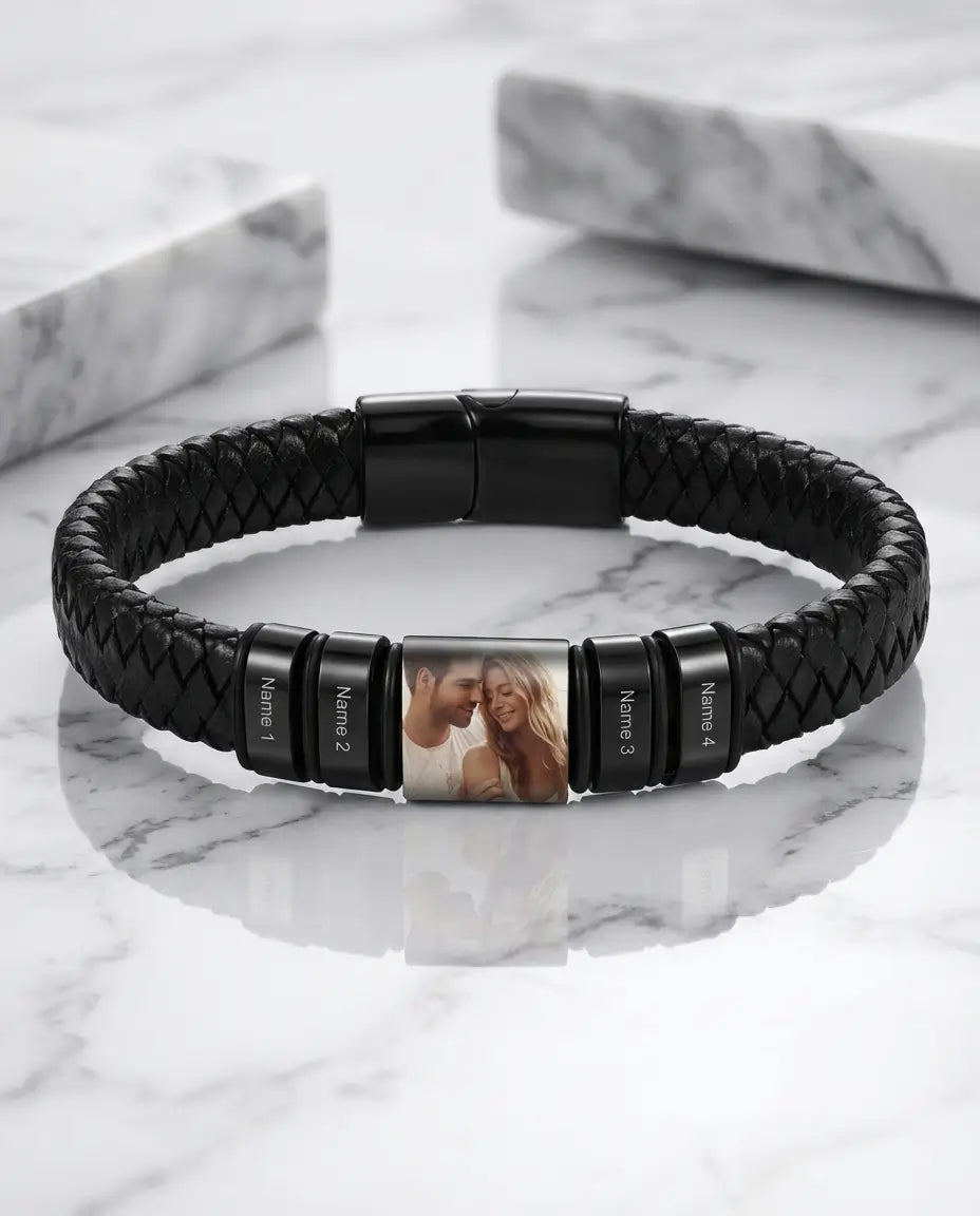 Armbånd til mænd i flettet læder med en rund charm i midten, der rummer et personligt foto.