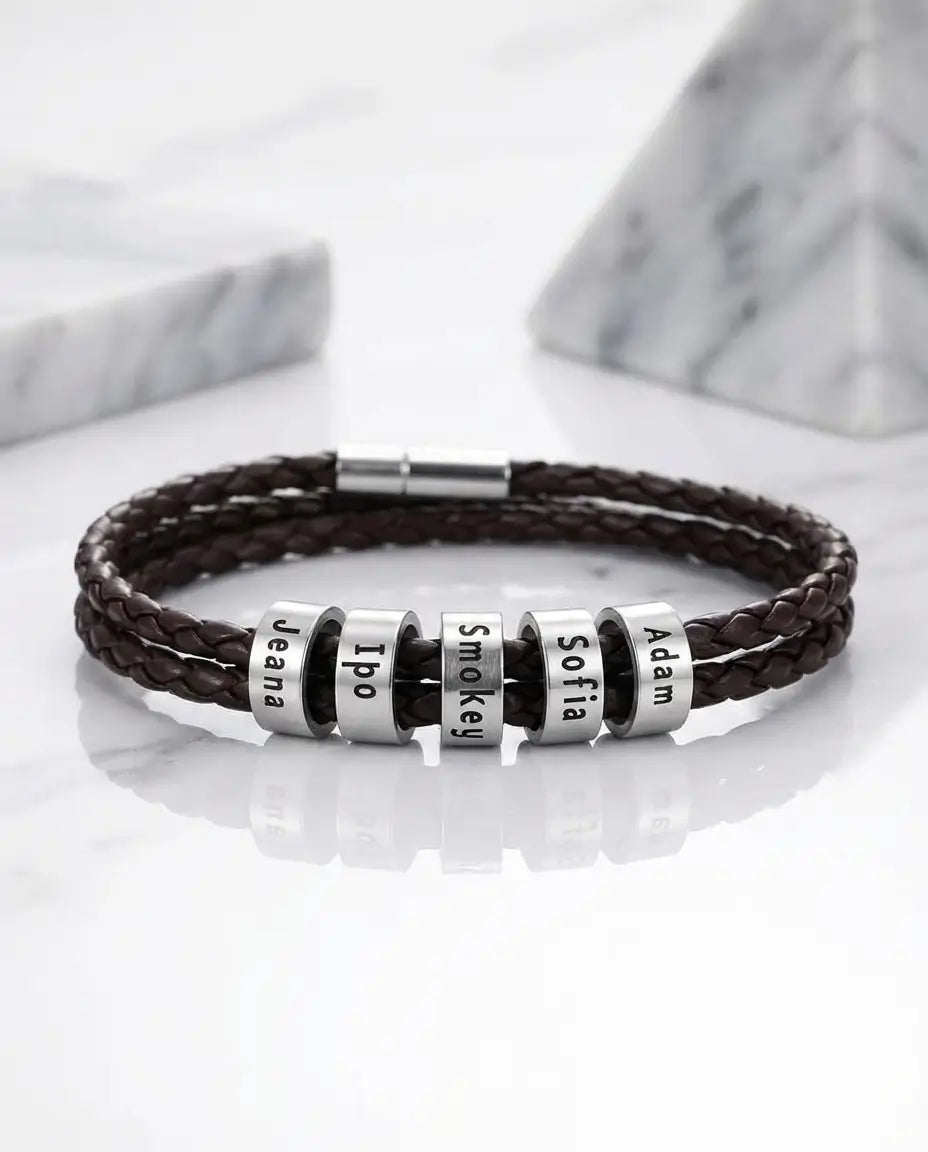 Flettet brunt læderarmbånd til mænd med polerede perler, der hver bærer et indgraveret navn.