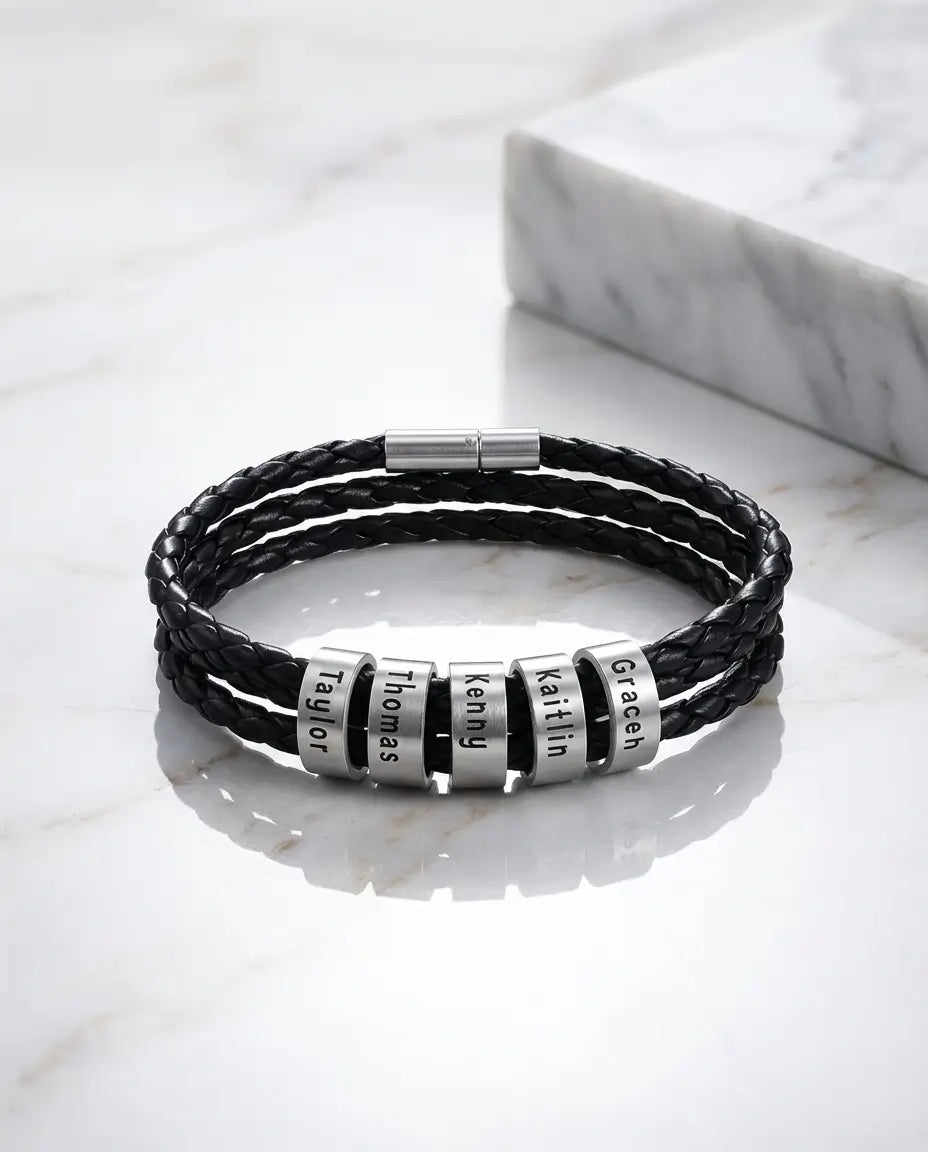 Flettet læderarmbånd til mænd med magnetlås og flere polerede navneperler i rustfrit stål.