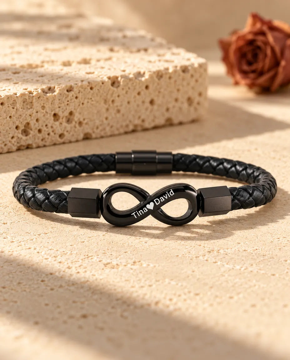 Personligt armbånd til mænd i sort med uendelighedstegn på flettet kunstlædersnor, indgraveret med to navne og et hjerte