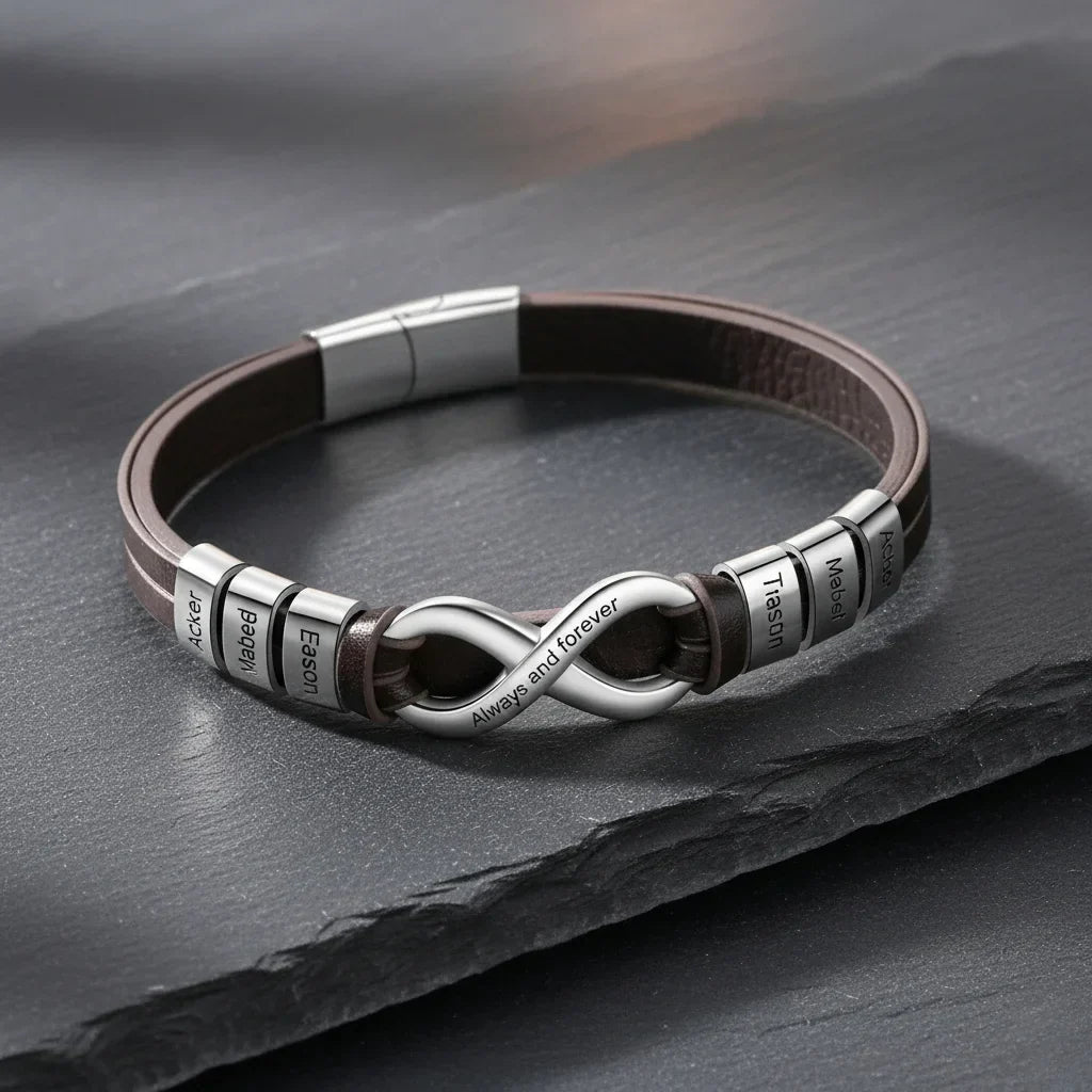 Brunt læderarmbånd til mænd med en bred lås i poleret rustfrit stål med flere indgraverede navne.