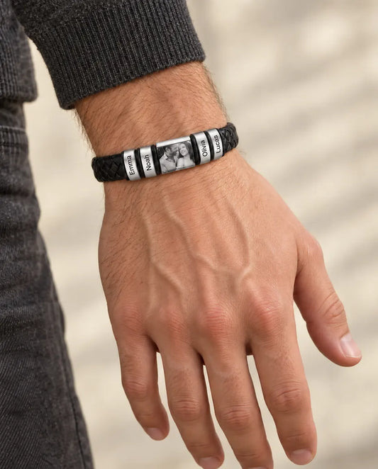 Armbånd til Mænd med Billede og Navne - båret af en model