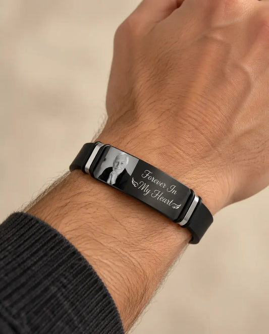 Armbånd til Mænd med Billede og Indgravering - båret af en model