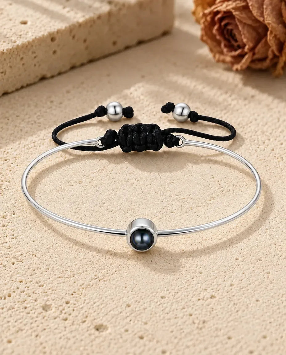 Bangle med Billede Indeni og Sort Snor - set forfra i sølv