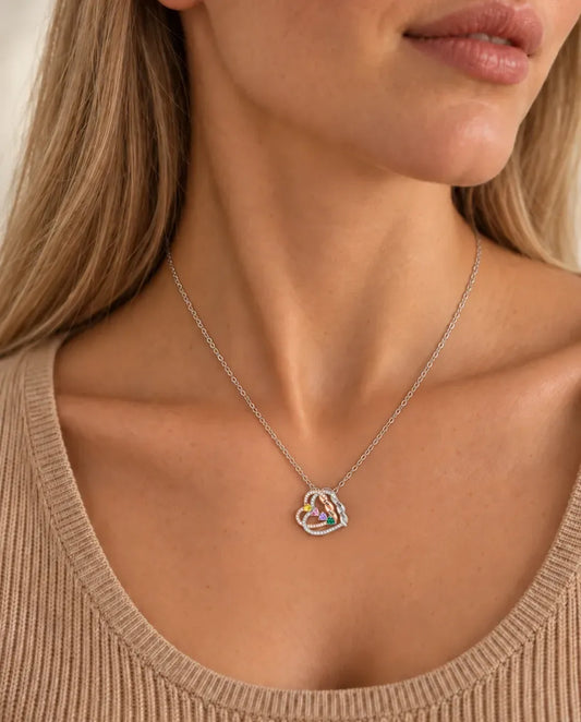 Dobbelt Hjerte Halskæde med 2-4 Navne - båret af en model