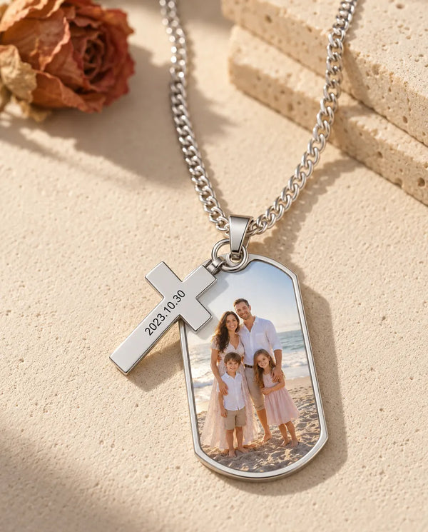 Dog tag-halskæde i rustfrit stål med et farvebillede af en familie og et lille kors indgraveret med en dato
