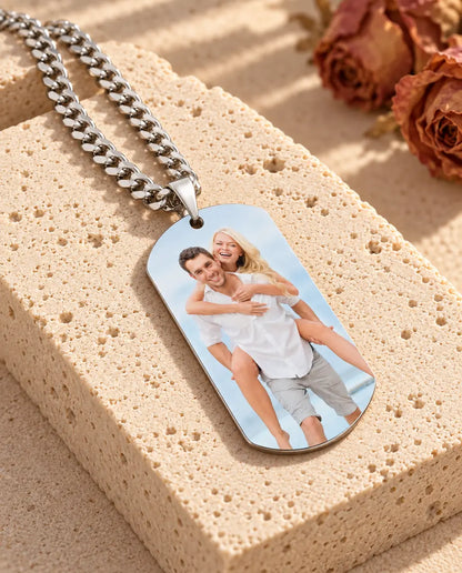 Dog tag med farvebillede på en stenblok med kraftig panserkæde
