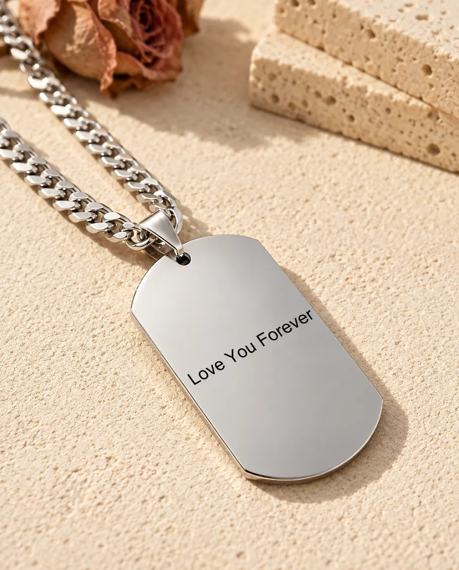 Bagside indgraveret med Love You Forever, set skråt