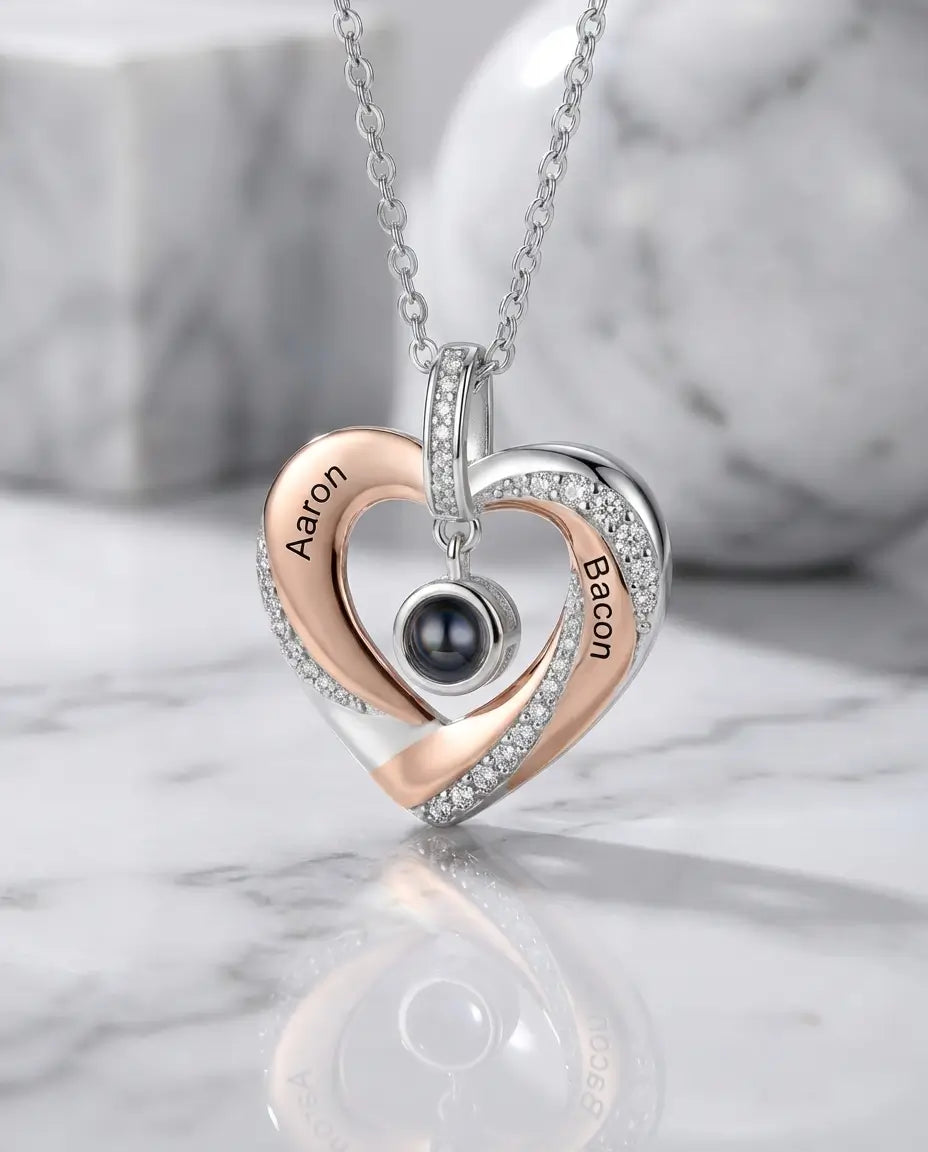 Hjertevedhæng i 925 sterling sølv med krystaller, to indgraverede navne og en sten med billede.