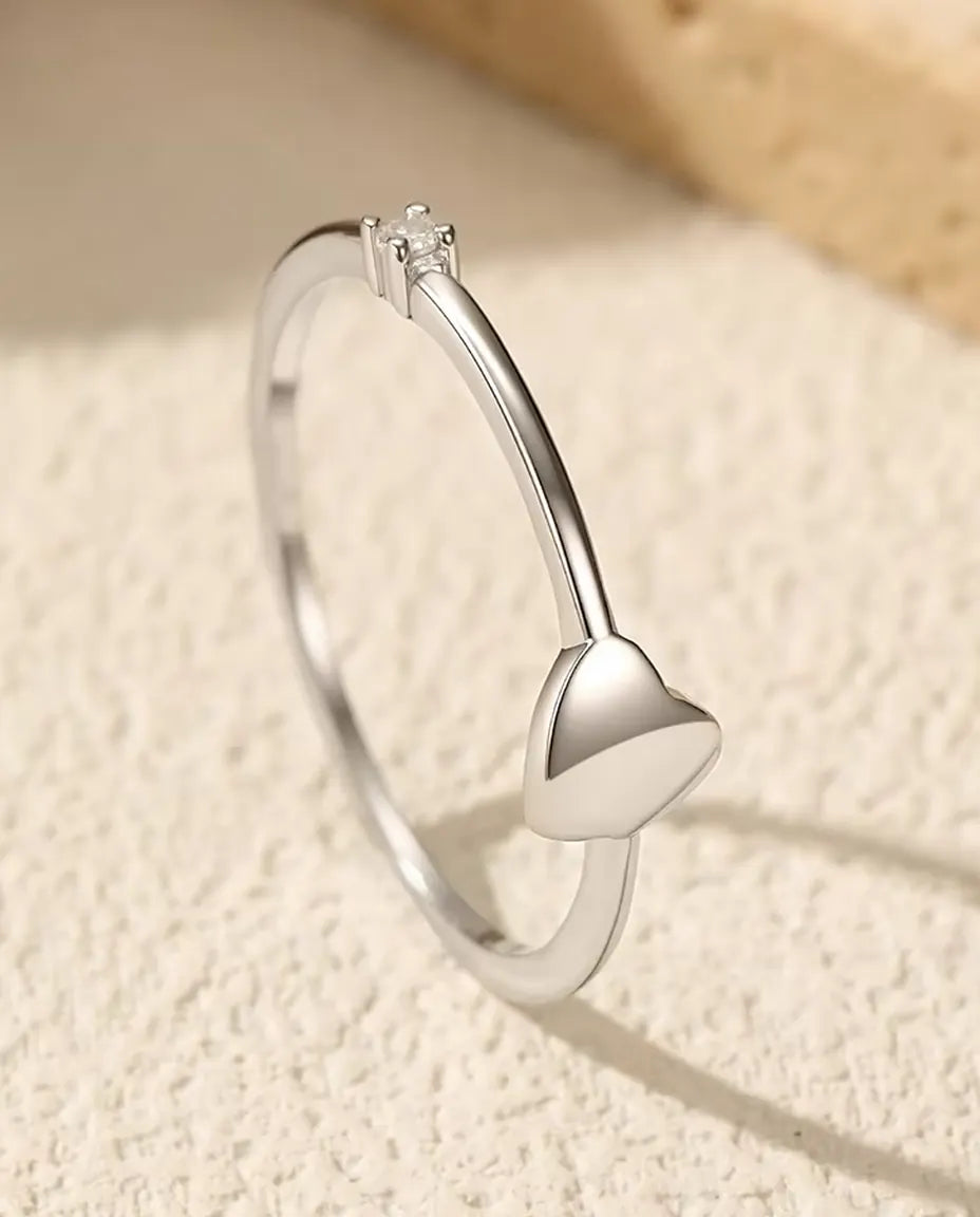 Meget tynd sølvring med et poleret hjerte på 5 mm og en enkelt moissanite i fire klør, 925 sterling sølv.