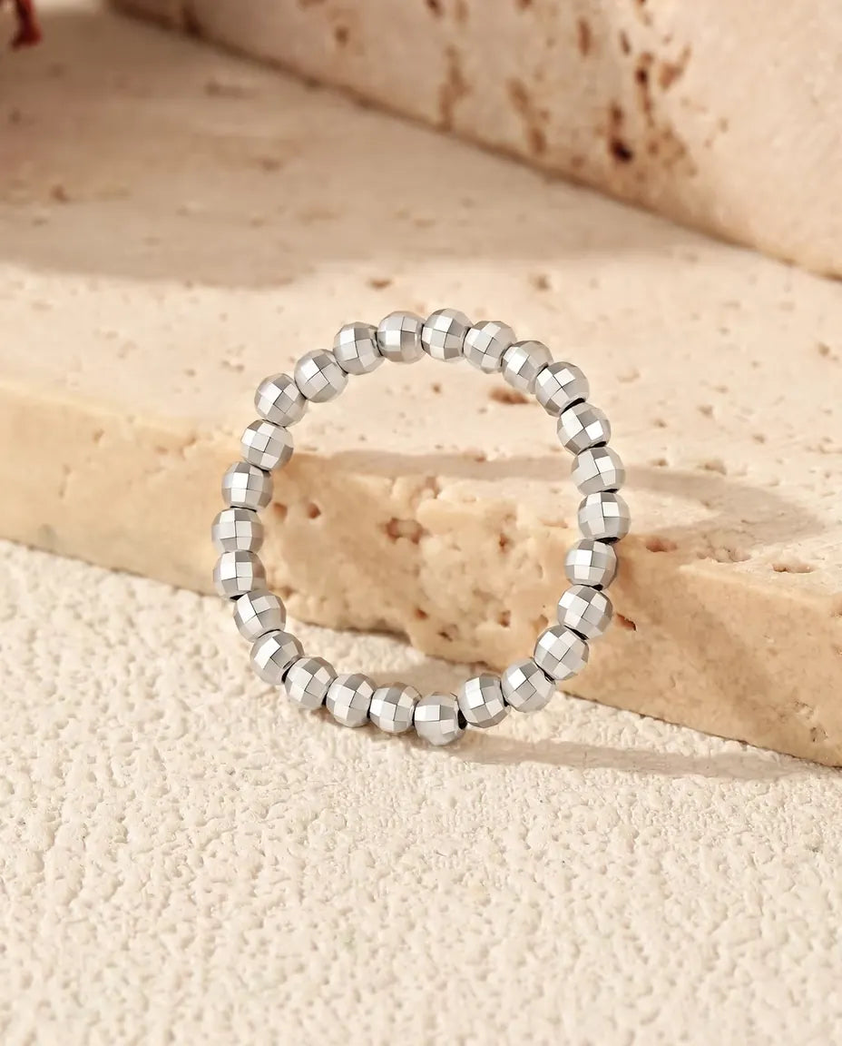 Justerbar ring i 925 sterling sølv bygget af små facetslebne sølvkugler hele vejen rundt om skinnen.
