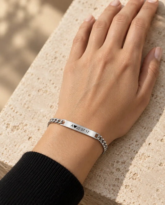 Matchende Armbånd med Initial og Dato - båret af en model