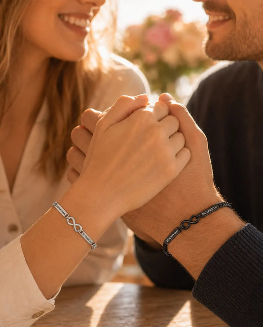 Matchende Armbånd til Par med 2 Navne - båret af et par, hånd i hånd
