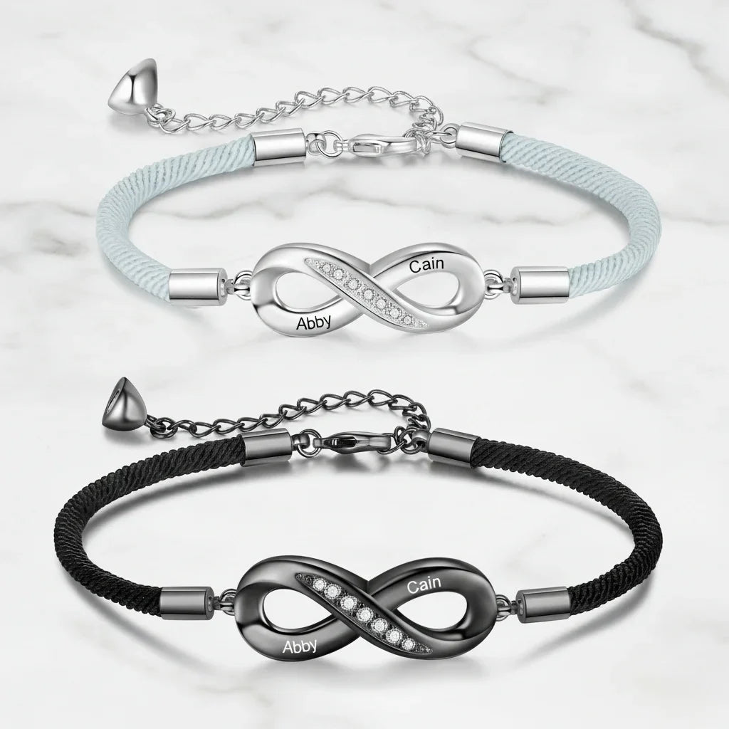 To matchende armbånd i varmt kobber med uendelighedstegnet og et navn indgraveret på hvert armbånd.