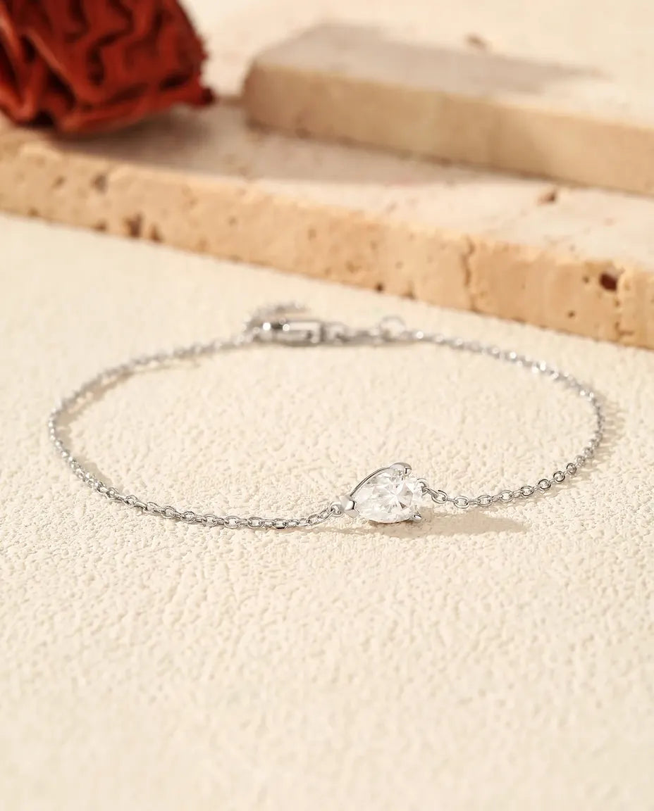 Fint sølvarmbånd med en enkelt dråbeslebet moissanite på 0,8 ct i 925 sterling sølv.