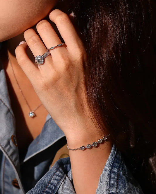 Moissanite Armbånd i 925 Sølv - båret om håndleddet, hånden tæt på ansigtet